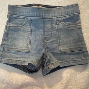 Levi’s 2T light wash 5-pocket belted zippered button closure blue denim shorts